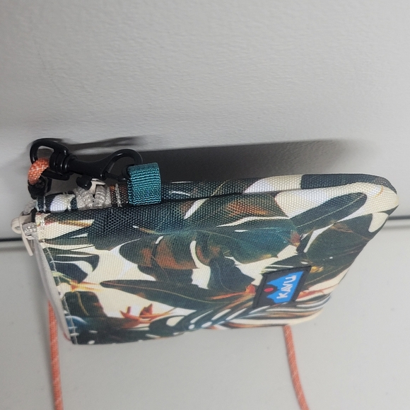 Kavu Renrose Crossbody Bag. - Picture 7 of 13